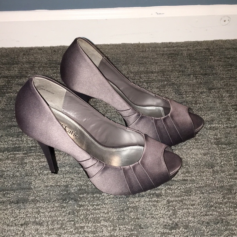 Grey Iridescent pumps